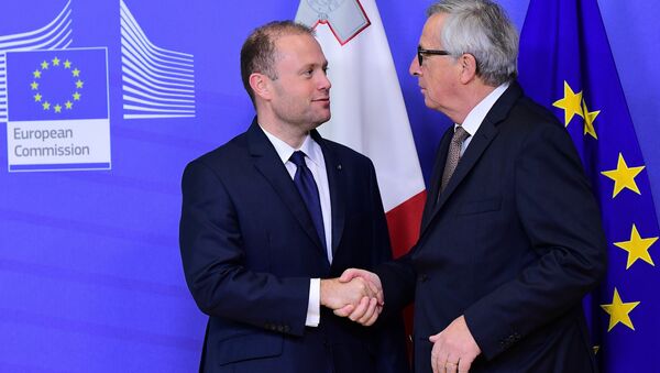 Malta's Prime Minister Joseph Muscat (L) is welcomed by European Commission President Jean-Claude Juncker prior to their meeting at the European Commission in Brussels, on November 16, 2016. - Sputnik Moldova-România