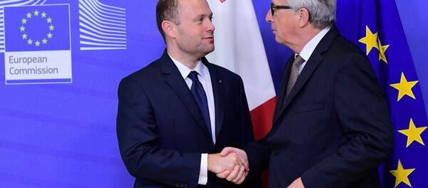 Malta's Prime Minister Joseph Muscat (L) is welcomed by European Commission President Jean-Claude Juncker prior to their meeting at the European Commission in Brussels, on November 16, 2016. Malta's Prime Minister Joseph Muscat (L) is welcomed by European Commission President Jean-Claude Juncker prior to their meeting at the European Commission in Brussels, on November 16, 2016. - Sputnik Moldova-România