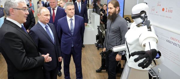 Президент РФ Владимир Путин во время осмотра выставки проектов Агентства стратегических инициатив Президент РФ Владимир Путин во время осмотра выставки проектов Агентства стратегических инициатив - Sputnik Молдова