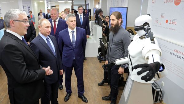 Президент РФ Владимир Путин во время осмотра выставки проектов Агентства стратегических инициатив - Sputnik Молдова