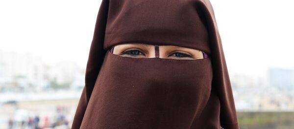 Девушка в платке-никабе Девушка в платке-никабе - Sputnik Молдова