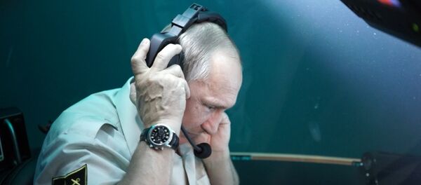 Путин в батискафе пообщался с Медведевым по радиосвязи со дна Черного моря Путин в батискафе пообщался с Медведевым по радиосвязи со дна Черного моря - Sputnik Молдова