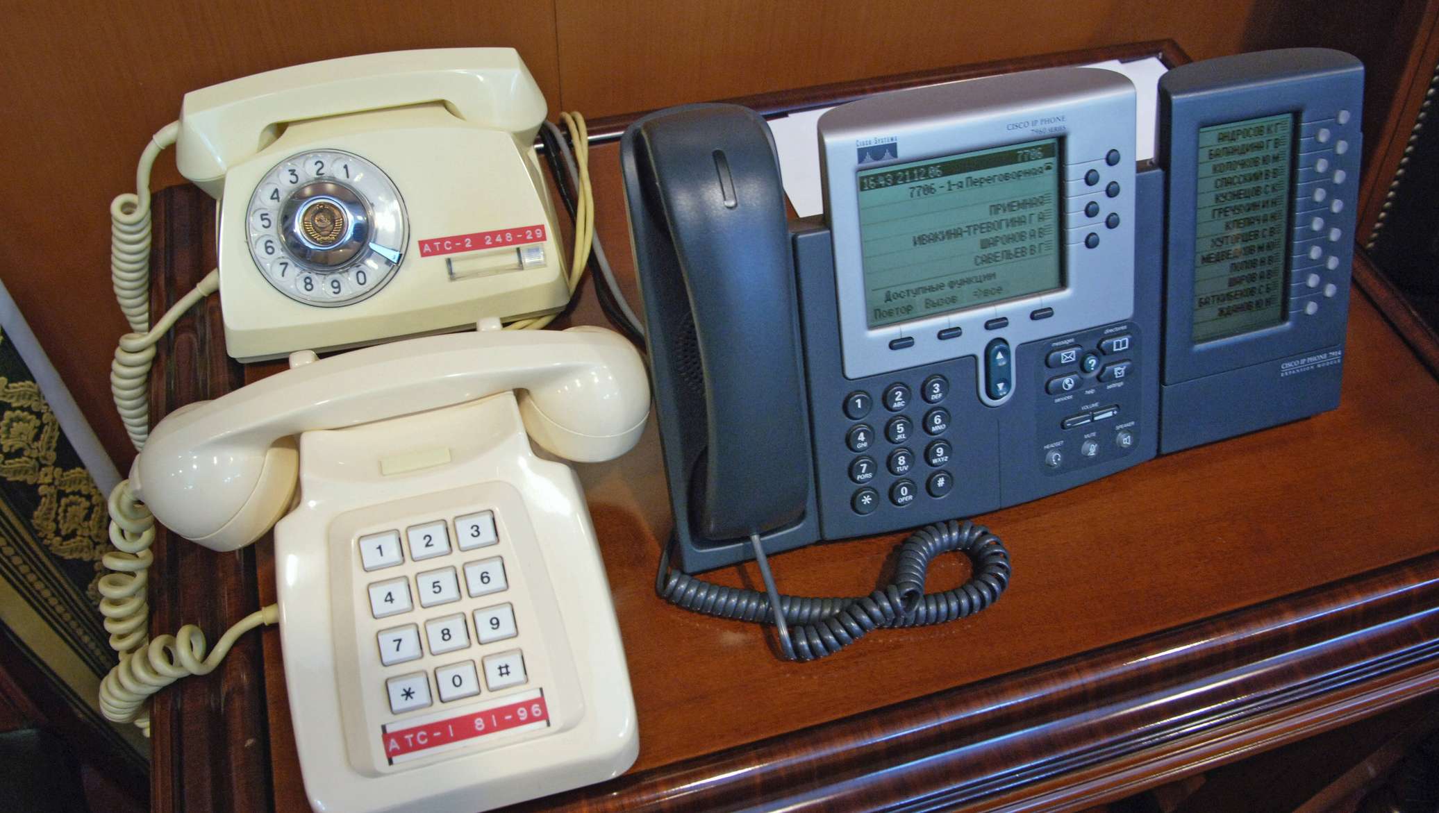 Un moldovean vorbește la telefonul fix maximum 3 ore pe lună