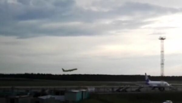 Самолет S7, на котором прилетел Рогозин, покинул Минск - Sputnik Молдова