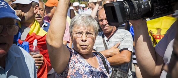 Стычки журналистов с протестующими - Sputnik Moldova