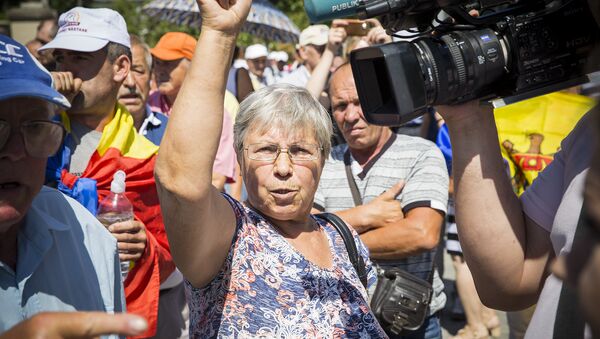 Стычки журналистов с протестующими - Sputnik Молдова