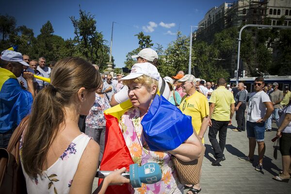 Стычки журналистов с протестующими Стычки журналистов с протестующими - Sputnik Молдова