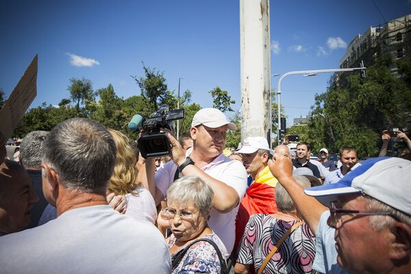 Стычки журналистов с протестующими Стычки журналистов с протестующими - Sputnik Молдова
