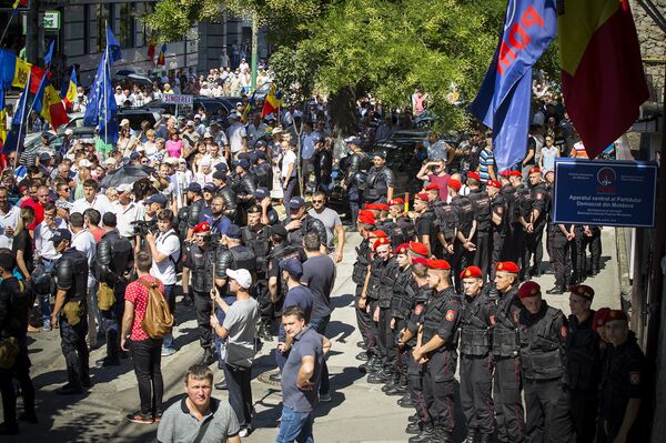 Митинг внепарламентской оппозиции в Кишиневе Митинг внепарламентской оппозиции в Кишиневе - Sputnik Молдова