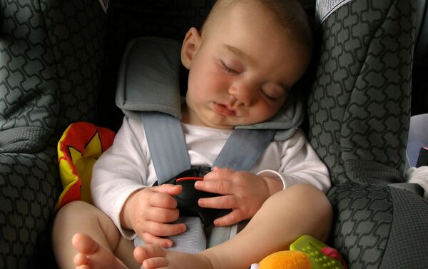 Ребенок спит в детском автомобильном кресле. Архивное фото - Sputnik Moldova