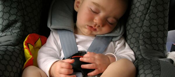 Ребенок спит в детском автомобильном кресле. Архивное фото - Sputnik Moldova