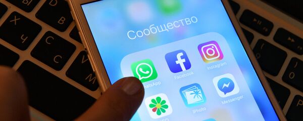 Иконка мессенджера WhatsApp на экране смартфона - Sputnik Молдова