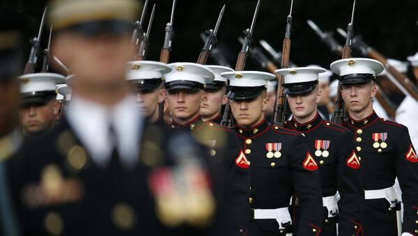 Members of the U.S Marine Corps honor guard march on to the South Lawn of the White House - Sputnik Moldova-România