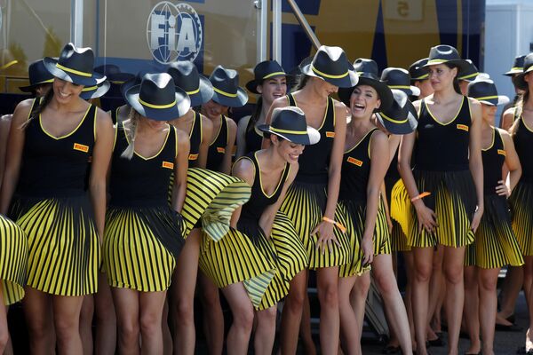 Девушки перед началом гонки Гран-при Венгрии в классе машин Формула 1 - Sputnik Молдова