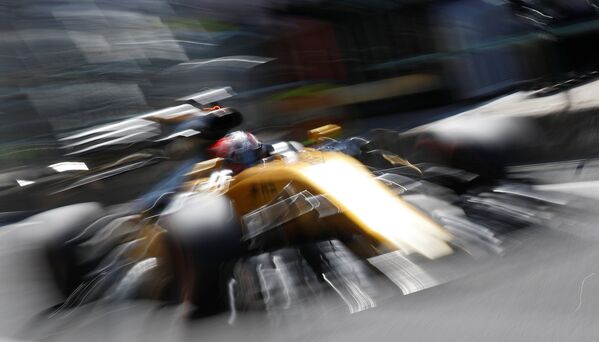 Гонщик команды Рено Нико Хюлькенберг потерял пять мест на старте гонки Гран-при Венгрии из-за замены коробки передач болида - Sputnik Молдова