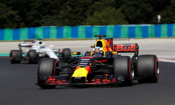 На первом круге Гран-при Венгрии Даниэль Риккардо из Red Bull выбыл из борьбы после удара со стороны напарника - Sputnik Молдова