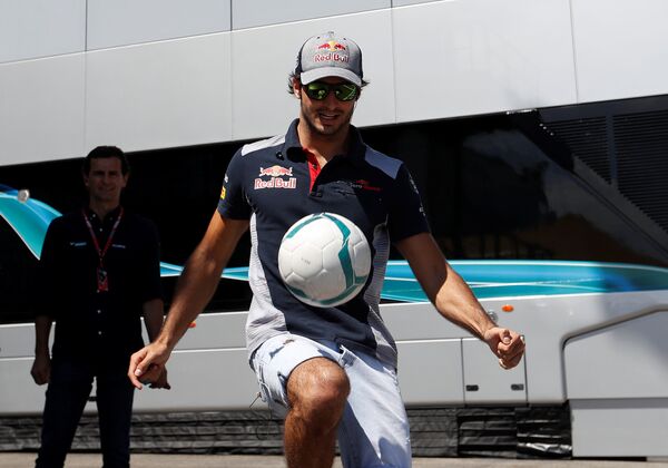 Пилот Toro Rosso Карлос Сайнс-младший перед началом Гран-при Венгрии успел поиграть в футбол - Sputnik Молдова