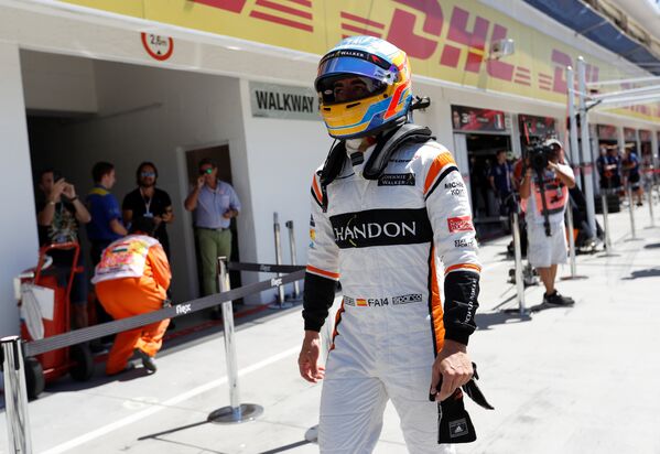 Гонщику McLaren Фернандо Алонсо исполнилось 36 лет, в ходе Гран-при Венгрии он добился лучшего результата в сезоне и оставил за собой лучший круг гонки. После финиша испанец был доволен - Sputnik Молдова