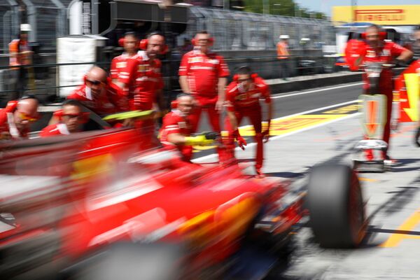 Механики Ferrari во время пит-стопа во время проведения Гран-при Венгрии - Sputnik Молдова
