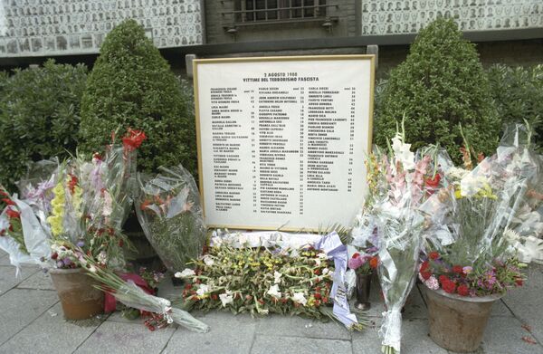 Мемориальная доска в память о жертвах теракта 2 августа 1980 года в Риме Мемориальная доска в память о жертвах теракта 2 августа 1980 года в Риме - Sputnik Молдова