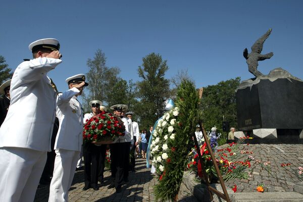 Военнослужащие у воинского мемориала в память гибели экипажа атомной подводной лодки Курск Военнослужащие у воинского мемориала в память гибели экипажа атомной подводной лодки Курск - Sputnik Молдова