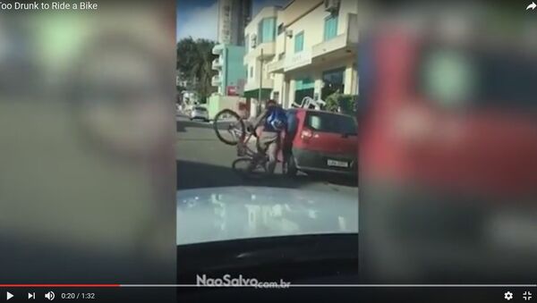 Видеофакт: пьяный велосипедист протаранил машину в Бразилии - Sputnik Молдова
