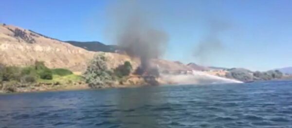 В Канаде мужчина помогал тушить пожар при помощи водного мотоцикла В Канаде мужчина помогал тушить пожар при помощи водного мотоцикла - Sputnik Молдова