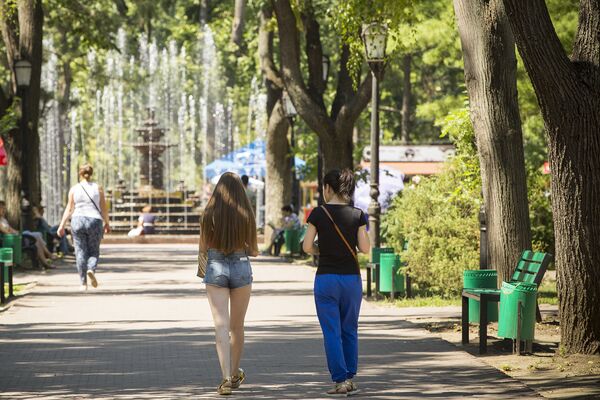 Лето, Кишинев, девушки в парке - Sputnik Молдова