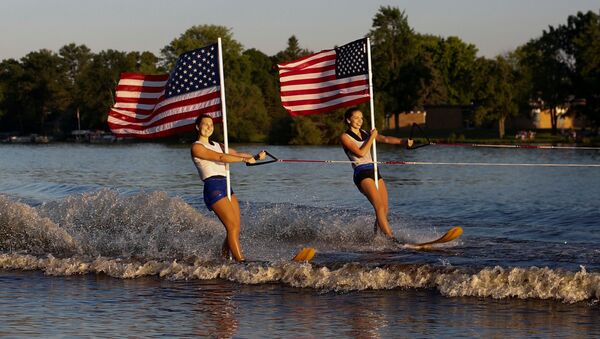 Водные лыжницы с американским флагом - Sputnik Молдова