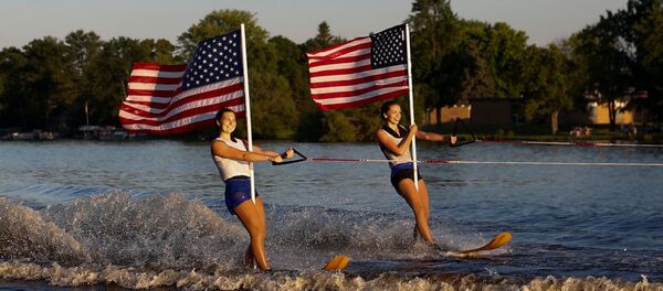 Водные лыжницы с американским флагом - Sputnik Молдова