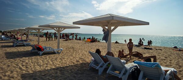 Urlopowicze na plaży na terytorium Tarchankutskiego Parku Przyrodniczego. - Sputnik Moldova