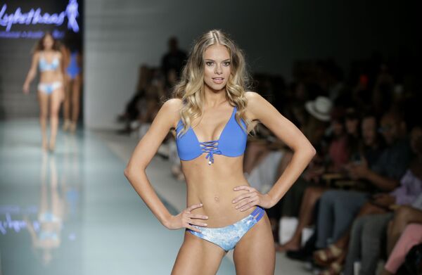 Model în cadrul Săptămânii Modei Miami Swim Week, în costum de baie Lybethras. - Sputnik Moldova