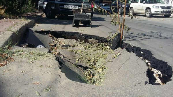 Groapă imensă în centrul Chișinăului pe strada Mitropolit Petru Movilă Groapă imensă în centrul Chișinăului pe strada Mitropolit Petru Movilă - Sputnik Moldova