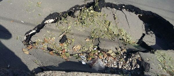 Groapă imensă în centrul Chișinăului pe strada Mitropolit Petru Movilă - Sputnik Молдова