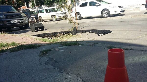 Groapă imensă în centrul Chișinăului pe strada Mitropolit Petru Movilă Groapă imensă în centrul Chișinăului pe strada Mitropolit Petru Movilă - Sputnik Moldova