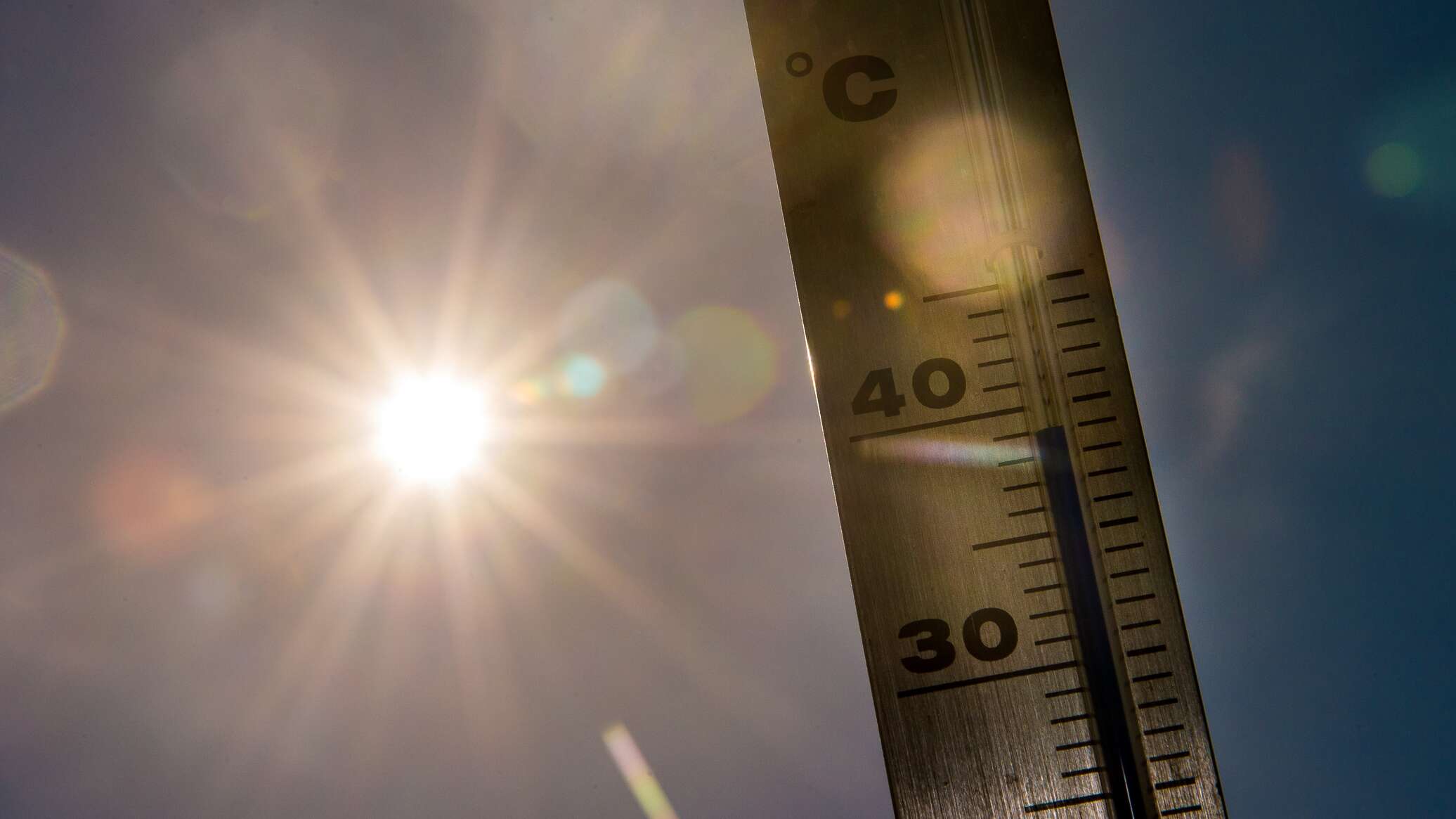 Сильная жара в воздухе. Термометр жара. Scorching temperature. Hot weather.