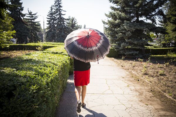 Когда жарко, забываешь обо всем... Хочется носить с собой зонтик и постоянную тень. - Sputnik Молдова