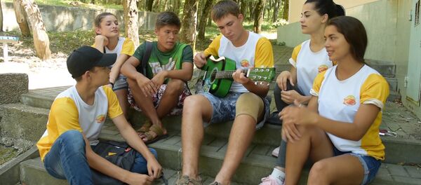 Участники шоу Ты супер! исполнили песню Алые паруса в лагере Орленок - Sputnik Молдова