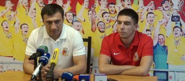 Главный тренер Милсами Юрий Осипенко и защитник оргеевской команды Денис Рассулов Главный тренер Милсами Юрий Осипенко и защитник оргеевской команды Денис Рассулов - Sputnik Молдова