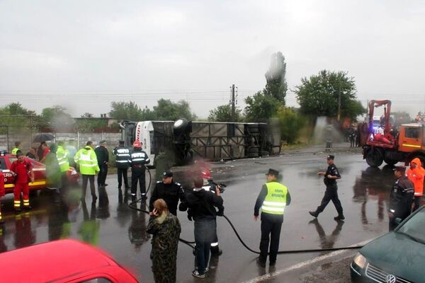 Авария автобуса Стамбул-Кишинев возле населенного пункта Балдовинешть уезд Брэила Авария автобуса Стамбул-Кишинев возле населенного пункта Балдовинешть уезд Брэила - Sputnik Молдова