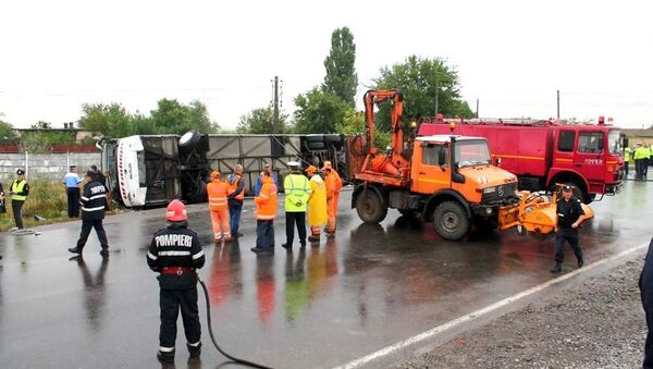 Авария автобуса Стамбул-Кишинев возле населенного пункта Балдовинешть уезд Брэила - Sputnik Молдова
