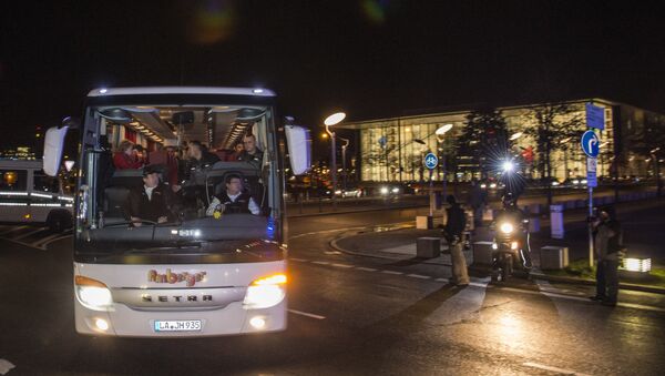 A bus carrying refugees with asylum status in Germany leaves the chancellery in Berlin on January 14, 2016, after it arrived from the Bavarian city of Landshut. - Sputnik Moldova-România