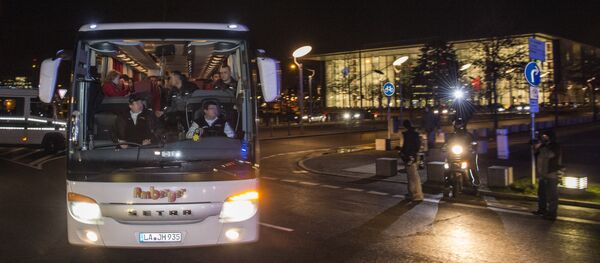 A bus carrying refugees with asylum status in Germany leaves the chancellery in Berlin on January 14, 2016, after it arrived from the Bavarian city of Landshut. - Sputnik Moldova-România