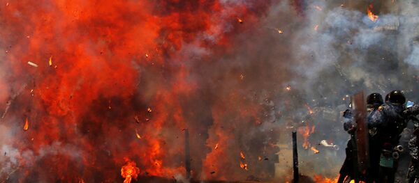 Столкновения демонстрантов с полицией во время волнений в Каракасе, Венесуэла - Sputnik Moldova-România