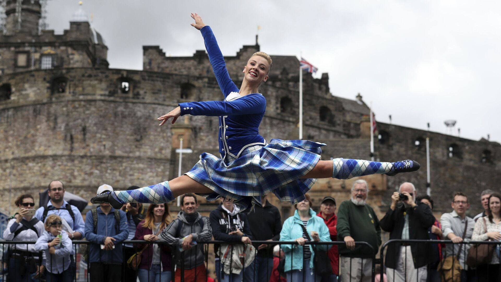 Танцовщица Elayne Seaton из Tattoo Dance Company выступает около Эдинбургского замка на Королевском Эдинбургском параде военных оркестров - Sputnik Moldova-România, 1920, 23.11.2022