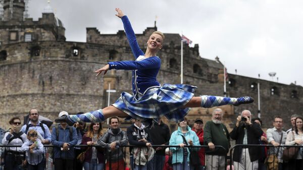 Танцовщица Elayne Seaton из Tattoo Dance Company выступает около Эдинбургского замка на Королевском Эдинбургском параде военных оркестров - Sputnik Moldova-România