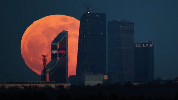 Архивное фото луны над Московским международным деловым центром Москва-Сити. - Sputnik Молдова