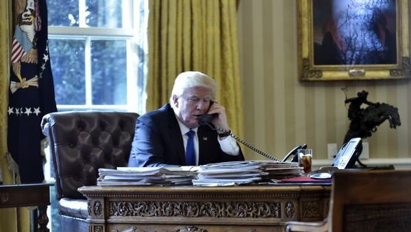 Президент США Дональд Трамп во время телефонного разговора, фото из архива - Sputnik Moldova-România