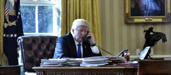 Президент США Дональд Трамп во время телефонного разговора, фото из архива Президент США Дональд Трамп во время телефонного разговора, фото из архива - Sputnik Молдова
