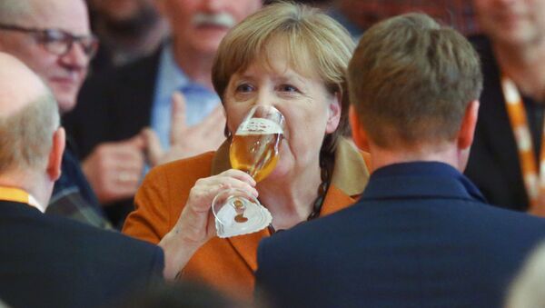 Канцлер Германии Ангела Меркель пьет пиво во время собрания партии ХДС - Sputnik Moldova-România